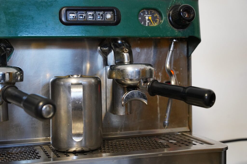 Επαγγελματική μηχανή espresso με κανάτα γάλακτος σε μπαρ καφέ